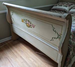 lot 46 image: Vintage Painted Full Size Sleigh Bed