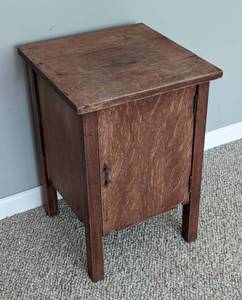lot 37 image: Petite Vintage Wood Cabinet