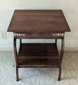 lot 7 image: Vintage Brass Accented Curved Leg Side Table