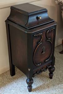 lot 19 image: Petite Vintage Mahogany Cabinet