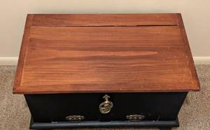 lot 30 image: Decorative Wood Storage Chest