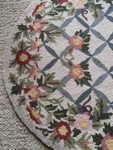 lot 33 image: Floral Hooked Accent Rug