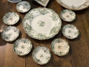 lot 265 image: Variety of Vintage Dishes