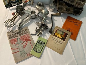 lot 266 image: Fun Vintage Kitchen Finds
