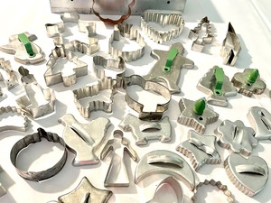 lot 267 image: Variety of Vintage Cookie Cutters