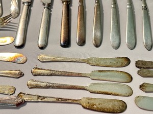 lot 270 image: Variety of Vintage Flatware