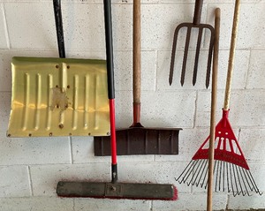 lot 193 image: Long Handled Tool Lot