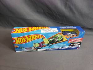 lot 100 image: Hot Wheels Vertical Power Launcher