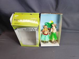 lot 152 image: Bobbing Hula Dancers Pig and Dog