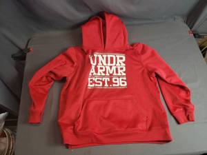 lot 183 image: XL Under Armour Sweatshirt