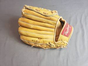 lot 186 image: Rawlings Baseball Glove for Right Handed Thrower