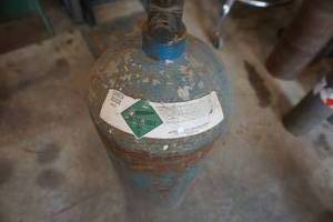 lot 32 image: TorchWelding Carbon Dioxide Tank Full