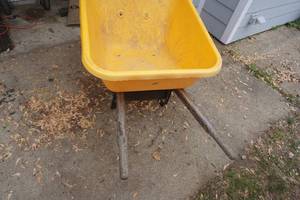 lot 122 image: True Temper Wheel Barrel With Dual Front Wheels