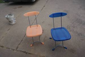 lot 175 image: 2 - Light Weight Plastic Folding Chairs