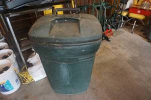 lot 176 image: Rubbermaid Large Wheeled Garbage Can