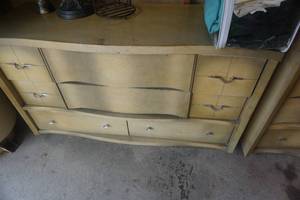 lot 181 image: Vintage Bedroom Dresser Set With Lamps and Other Decor