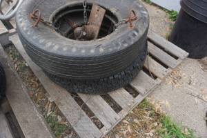 lot 205 image: Tire Rope Swing With Metal Base Anchor, Chain With Brand New Tire