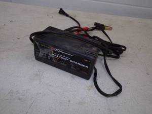 lot 60 image: 1 amp Battery Charger