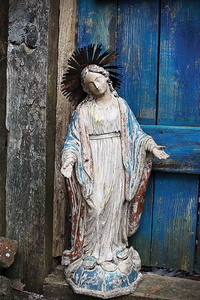 lot 406 image: Storied Home Chateau 27.5 in. Resin Virgin Mary Statue (OPEN BOX)