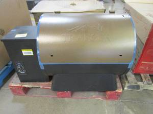 lot 464 image: Traeger Pro Series 22 Pellet Grill in Bronze (OUT OF BOX, MISSING PART OF STAND & HARDWARE)