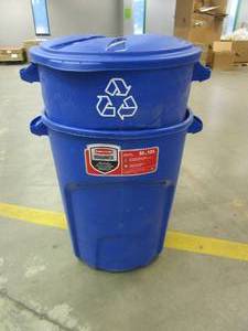 lot 466 image: Rubbermaid Roughneck 32 Gal. Outdoor Recycling Bin (2-Pack) (ONE IS MISSING A LID)