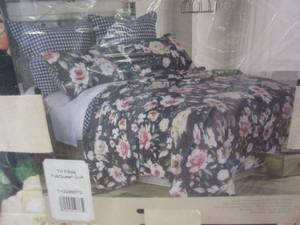 lot 517 image: Fillipa Charcoal Blue, Pink, Cream FloralChecked Cotton FullQueen Quilt