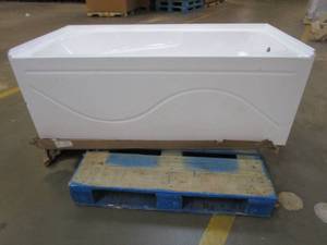 lot 692 image: Swiss Madison Ivy 60 in. x 30 in. Right Drain Rectangular Alcove Soaking Bathtub with Apron Skirt in White (FRONT APRON IS CHIPPED, TOP SIDE IS CRACKED, SEE PHOTOS)