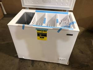 lot 32 image: Magic Chef 8.7 cu. ft. Manual Defrost Chest Freezer in White  Customer Returns See Pictures