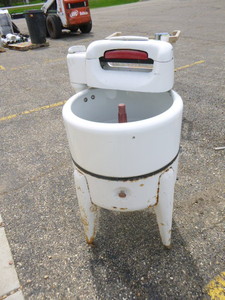 lot 132 image: Vintage Ringer Washing Machine