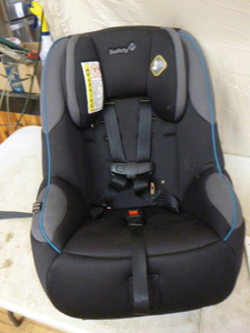 lot 18 image: Safety 1st Rear or Front Facing Car Seat