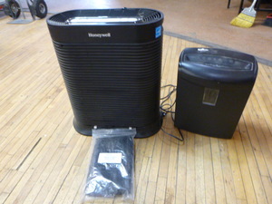 lot 47 image: Air Purifier and Shredder