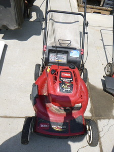 lot 1 image: Toro Recycler Push Lawn Mower with Bagger