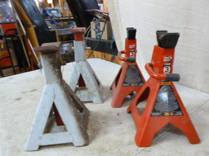 lot 83 image: 4 Jack Stands