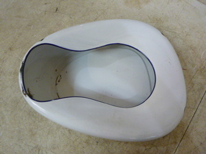lot 104 image: Vintage Enamel Bed Pan