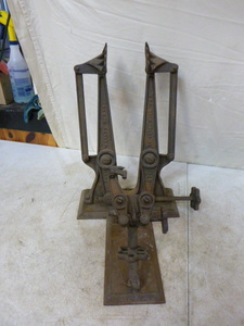 lot 120 image: Antique Whaley Mfg. Truing Stand