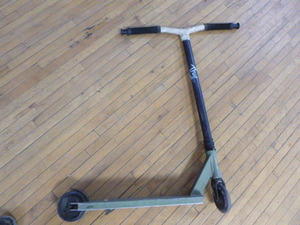 lot 138 image: Hurricane T-Fox Scooter