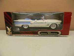 lot 8 image: ROAD SIGNATURE DELUXE EDITION 118 SCALE DIECAST - 1958 PONTIAC BONNEVILLE - NEW IN BOX - GREAT PIECE - SEE PICTURES