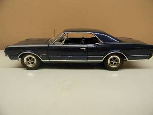 lot 10 image: HIGHWAY 61 118 SCALE DIECAST - 1967 OLDSMOBILE 442 BLUE REDLINE - NICE - DISPLAY ONLY - FANTASTIC PIECE - SEE PICTURES