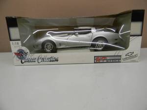 lot 11 image: U T MODELS CLASSIC COLLECTION 118 SCALE DIECAST - THE 25TH ANNIVERSARY CORVETTE 1978 CHEVROLET CORVETTE SILVER ANNIVERSARY EDITION - NEW IN BOX - FANTASTIC PIECE - SEE PICTURES