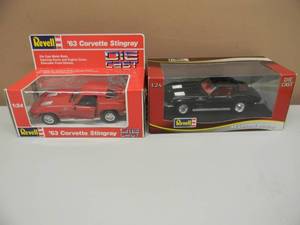 lot 15 image: REVELL 124 SCALE DIECAST - 63 CORVETTE STINGRAY - RED & BLACK - NICE SET - NEW IN BOX - GREAT PIECES - SEE PICTURES