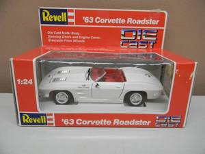 lot 17 image: REVELL 124 SCALE DIECAST - 63 CORVETTE ROADSTER - NICE - NEW IN BOX - GREAT PIECE - SEE PICTURES