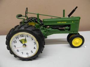 lot 44 image: THE DANBURY MINT JOHN DEERE 1948 MODEL B TRACTOR CLOCK - NICE - GREAT PIECE - SEE PICTURES