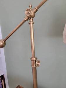 lot 151 image: Counterweighted Brass Desk Lamp