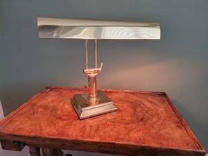 lot 44 image: Polished Brass Bankers Lamp