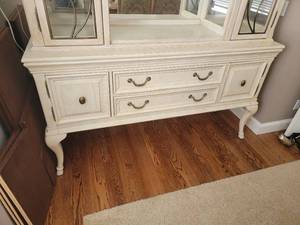 lot 11 image: Handsome Contemporary Bernhardt China Hutch