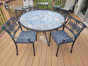 lot 121 image: Cast Aluminum Patio Set