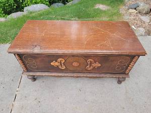 lot 123 image: Antique Lane Cedar Chest Trunk