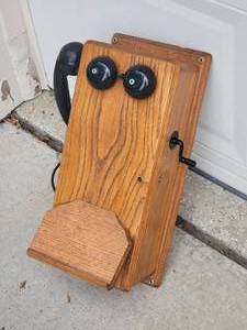 lot 190 image: Vintage Hand Crack Telephone