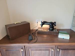 lot 165 image: Domestic Super Deluxe Vintage Sewing Machine