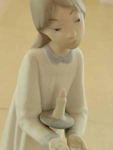 lot 332 image: Lladro 4868 Girl with Candle Figurine